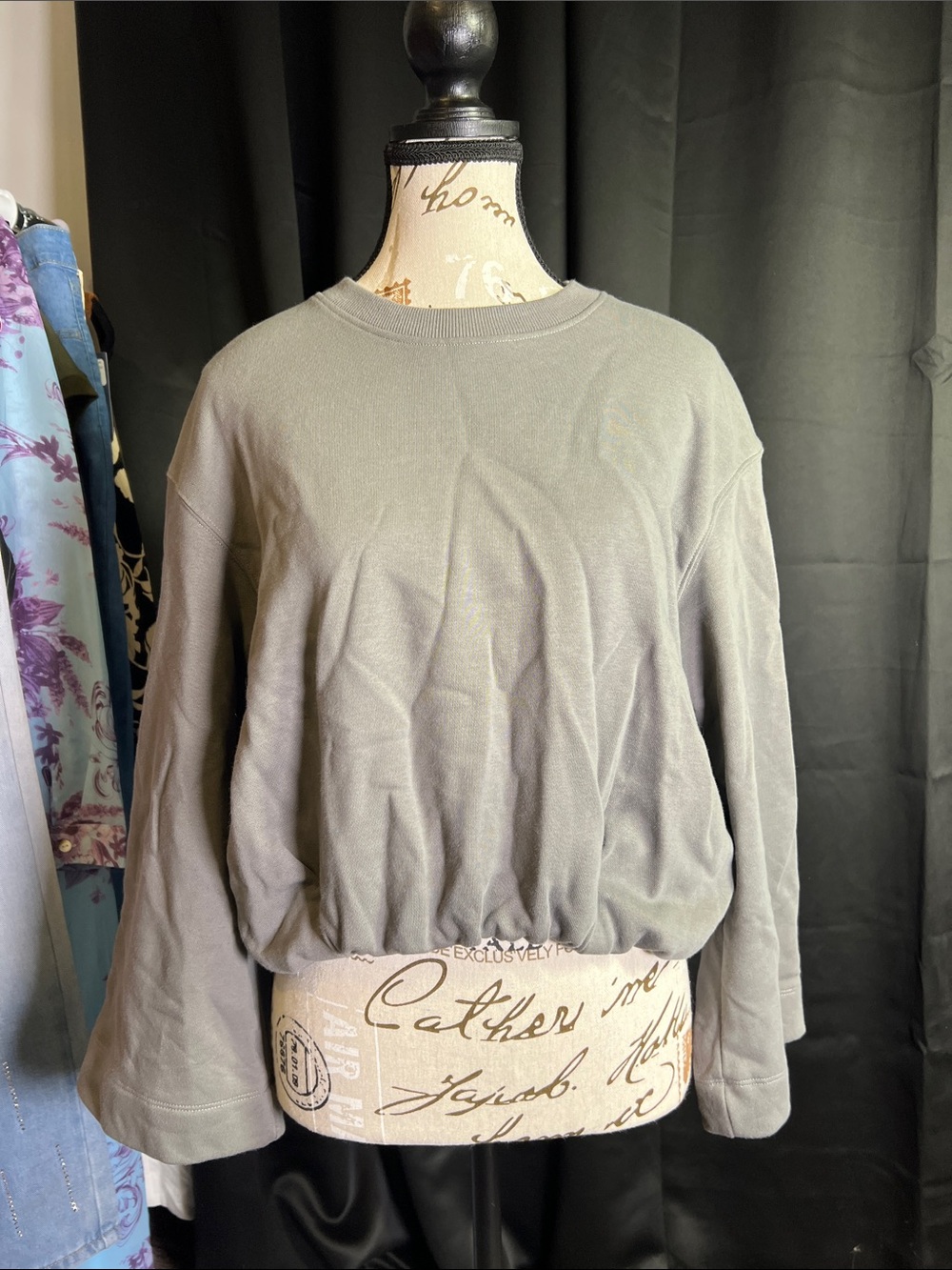 Cropped Pullover Sweatshirt in khaki Green